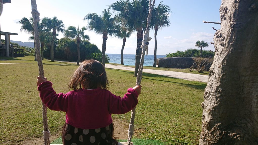 海洋展示館前のブランコ